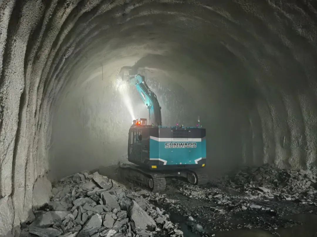 征战川藏铁路！云顶国际yd888智能新一代电动挖掘机乐成交付