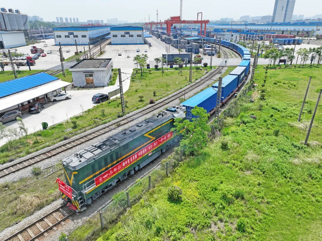 一连进军国际市场！。。。≈信钒嗔校ǔど常┰贫ス蕐d888智能专列乐成首发