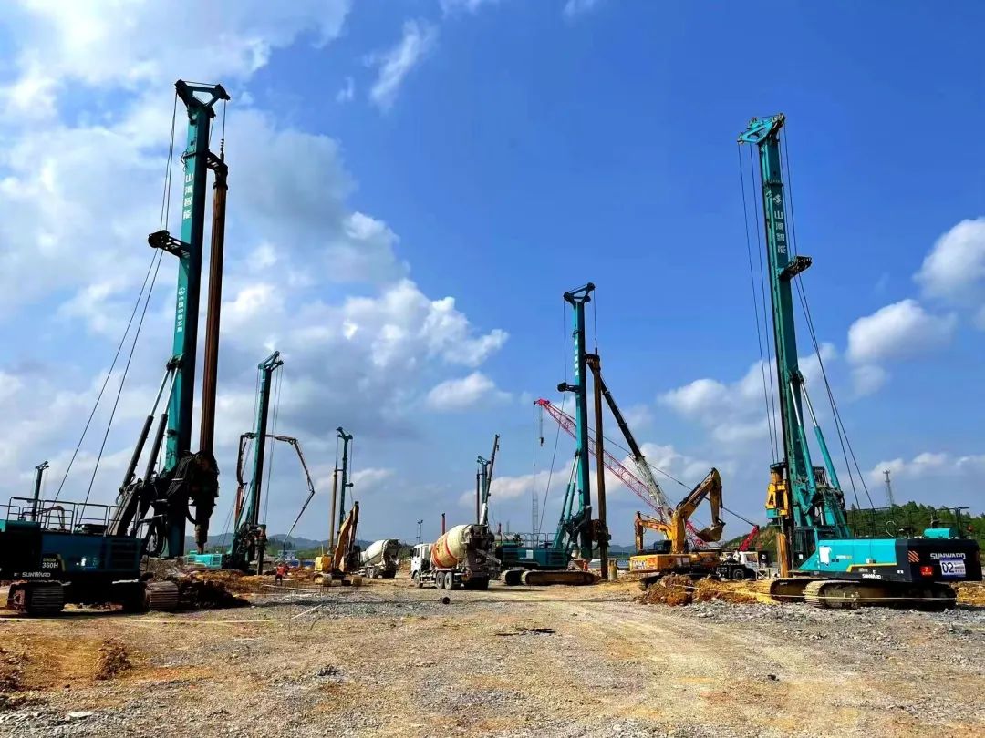 打桩“神器”再露矛头！云顶国际yd888智能旋挖钻机助力贵阳贵安新区负极质料项目加速建设