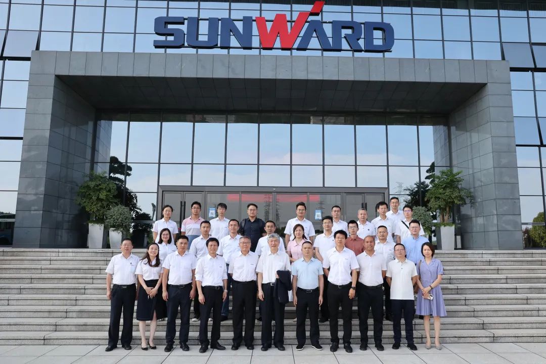 立异引领，，，，，，，智造未来！“2022院士专家长沙行”高端装备高质量生长钻研会盛大举行