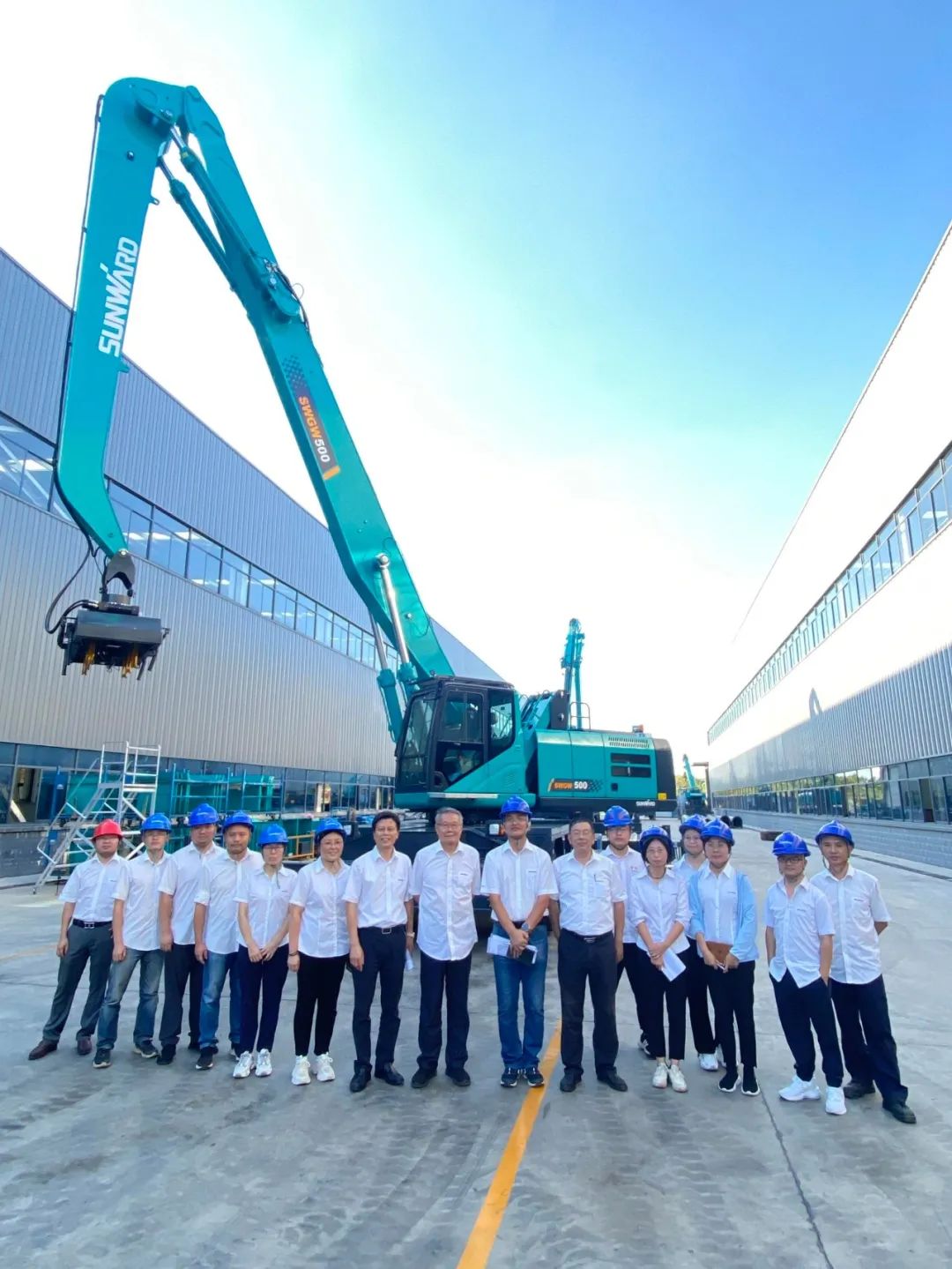 作业幅度达18米，，，，，，，云顶国际yd888智能首台轮式抓料机乐成下线