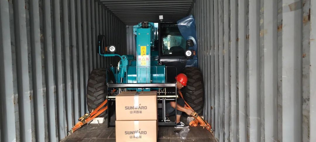 单笔采购金额万万元！云顶国际yd888智能伸缩臂叉装车批量出口