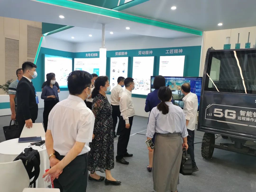 匠心云顶国际yd888，，，，，，，制造报国！云顶国际yd888智能装备亮相首届湖湘劳模工匠立异效果展
