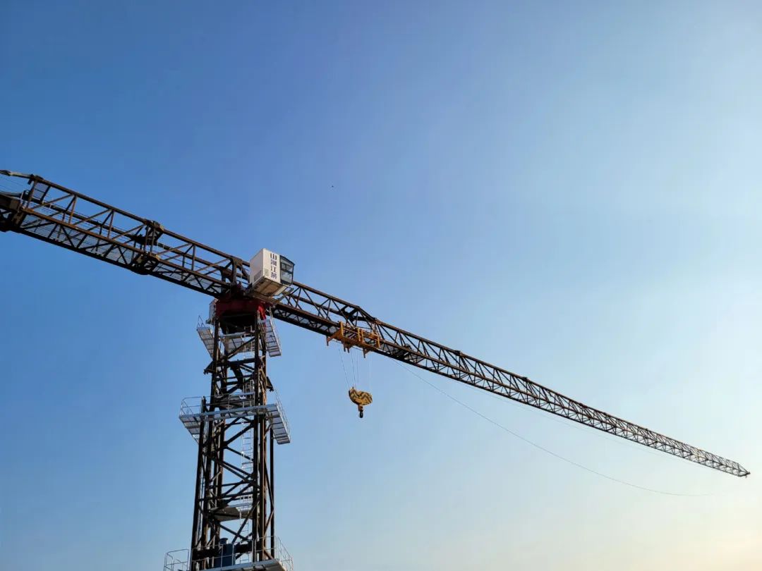 自力高度达82米，，，，云顶国际yd888江麓推出超大型平头塔机