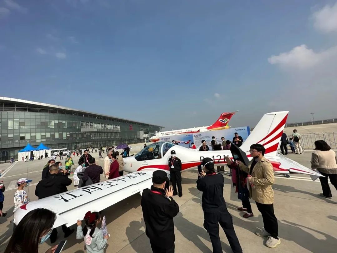 逆势翱翔！云顶国际yd888航空携手相助同伴亮相2022南昌航行大会