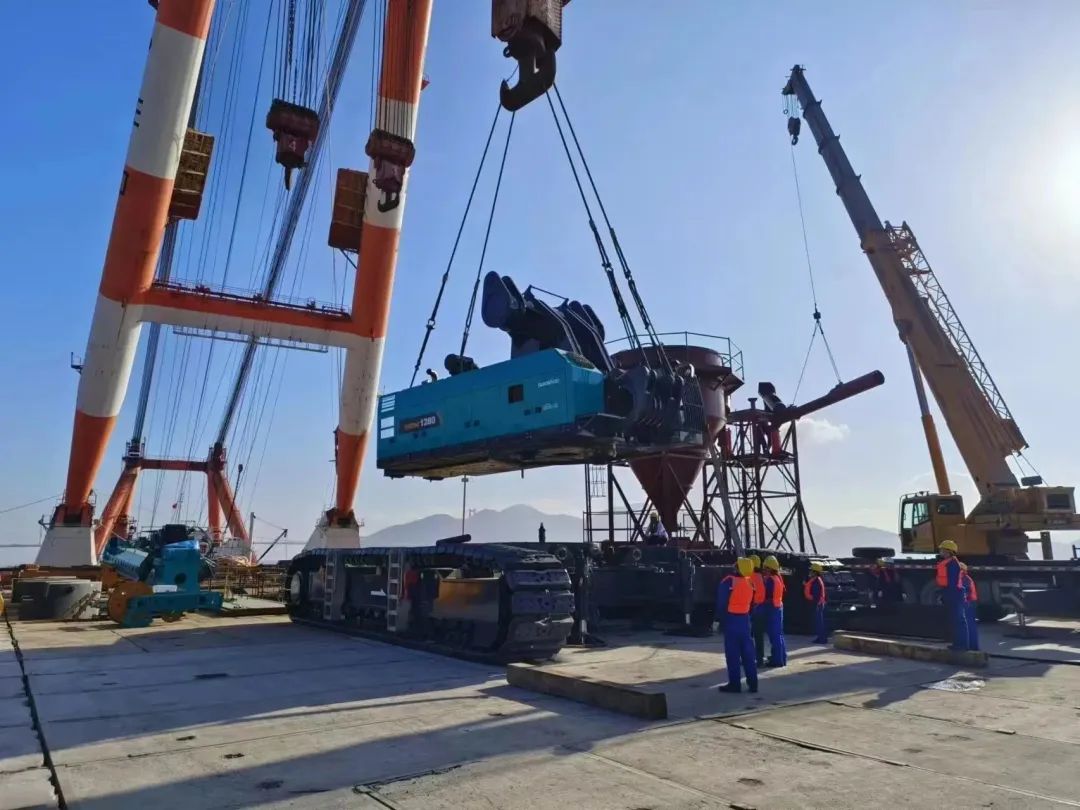首桩开钻！云顶国际yd888智能超等旋挖实力助建天下最大跨度公铁两用大桥