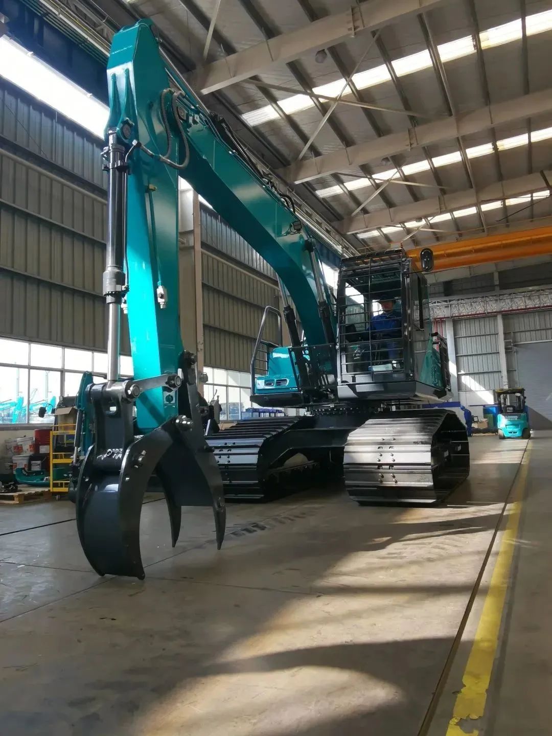 翻山越岭，，，，称霸“武林”！云顶国际yd888智能首款中型林业挖掘机乐成下线