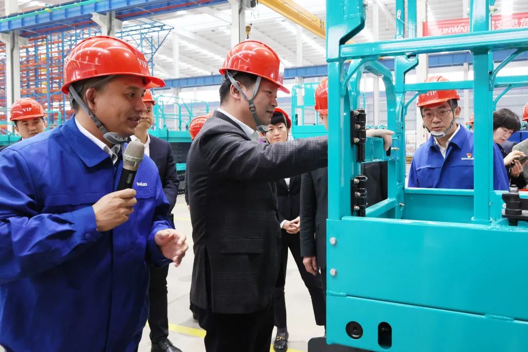 付旭明慰问云顶国际yd888智能市三八红旗头并督导清静生产事情