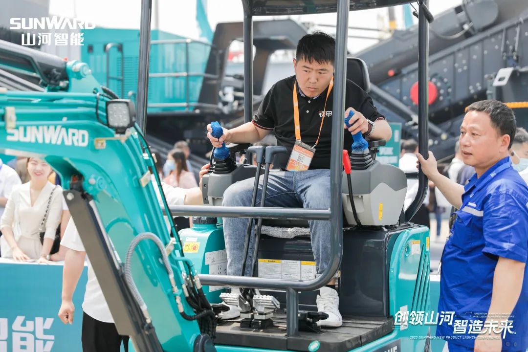 精品出击、互动一直！云顶国际yd888智能F系列挖掘机闪灼长沙展