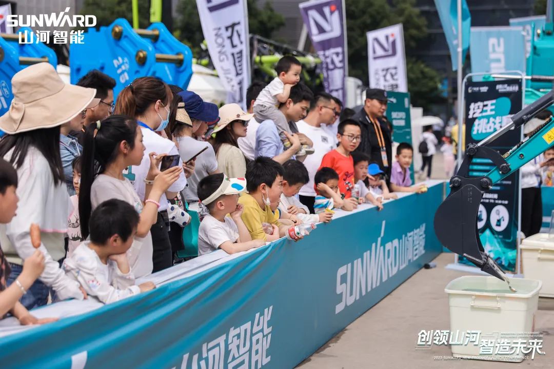 精品出击、互动一直！云顶国际yd888智能F系列挖掘机闪灼长沙展