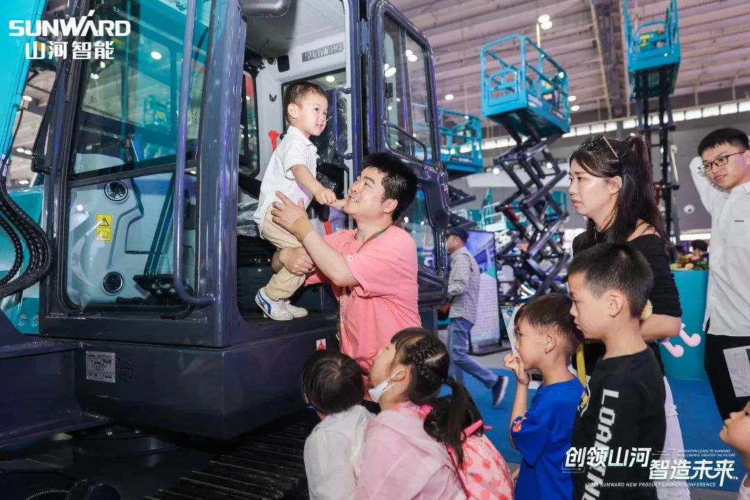 精品出击、互动一直！云顶国际yd888智能F系列挖掘机闪灼长沙展