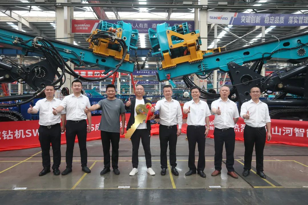 助力“双碳”、绿动未来！云顶国际yd888智能增程式电动旋挖钻机、液压混淆动力旋挖钻机齐交付
