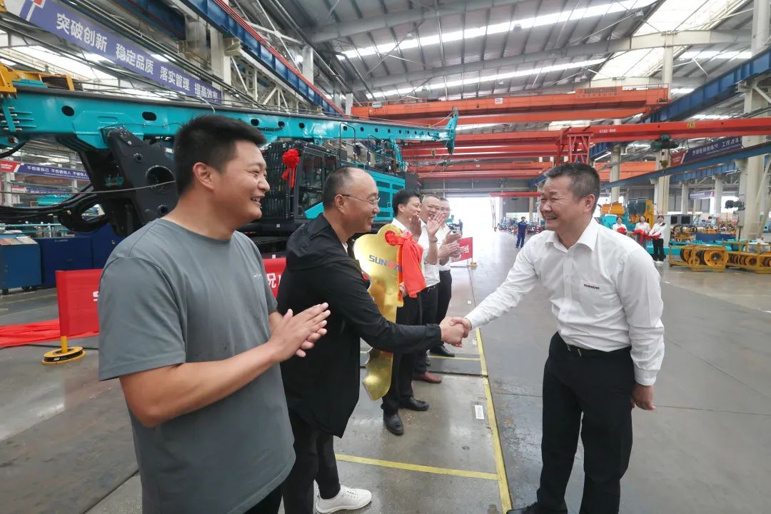 助力“双碳”、绿动未来！云顶国际yd888智能增程式电动旋挖钻机、液压混淆动力旋挖钻机齐交付