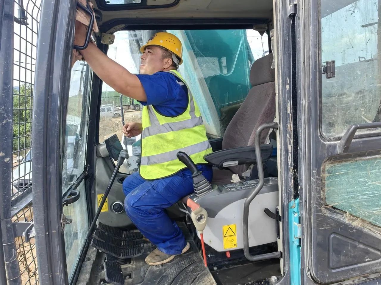 步履一直，，，，，，效劳不止！云顶国际yd888智能挖掘机效劳万里行火热举行中