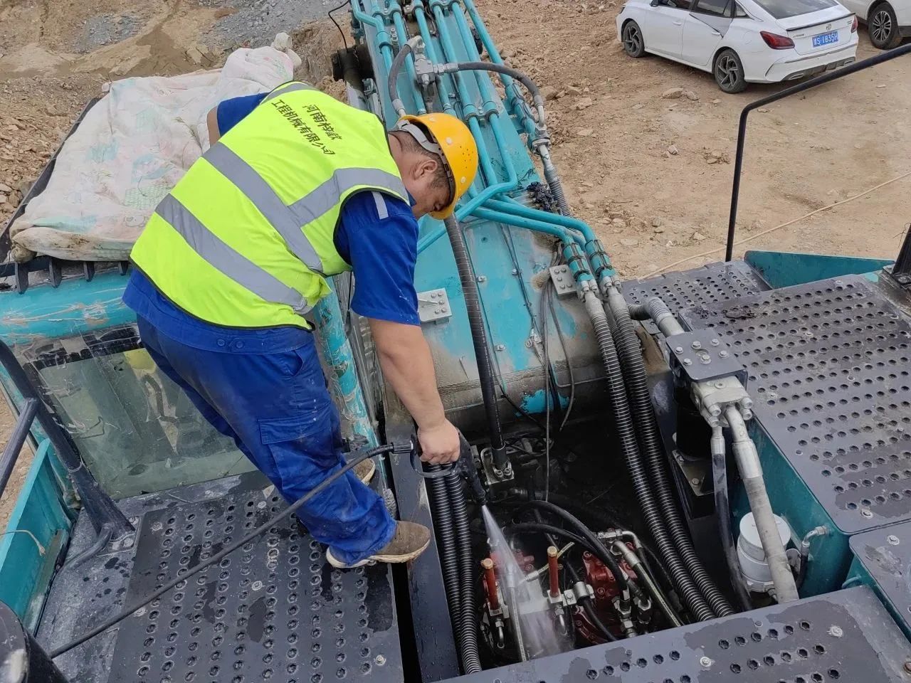 步履一直，，，，，，效劳不止！云顶国际yd888智能挖掘机效劳万里行火热举行中