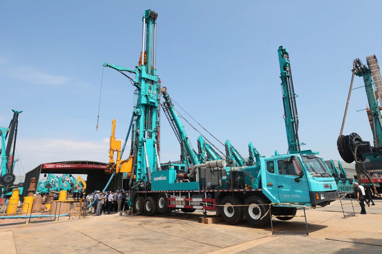 云顶国际yd888智能全球首创深井套管车载钻机下线宣布