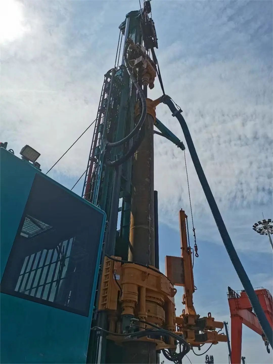 云顶国际yd888智能全球首创深井套管车载钻机下线宣布