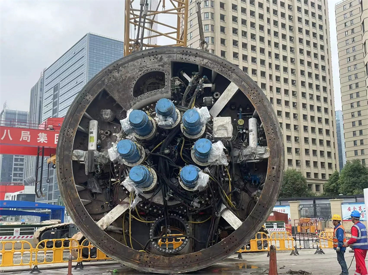 首战华东市。。。≈刑贫ス蕐d888杭德市域铁路工程地莫区间左线盾构机顺遂始发