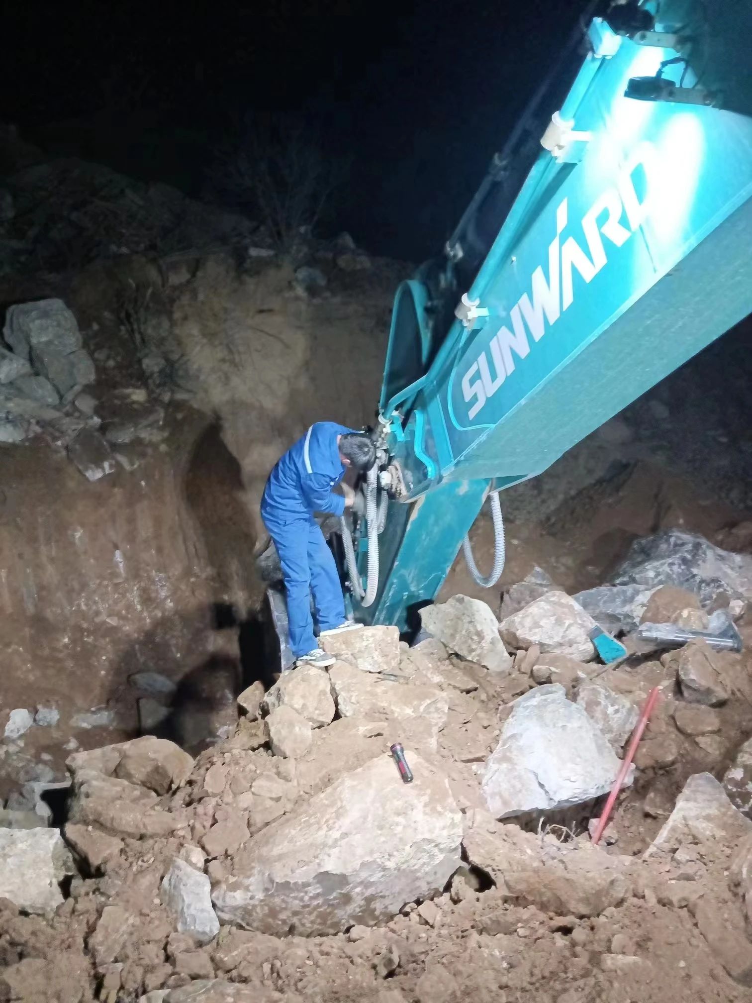 一线“热”闻 | 专业售后，，，，，，专心折务！云顶国际yd888智能挖掘机效劳万里行一直在路上