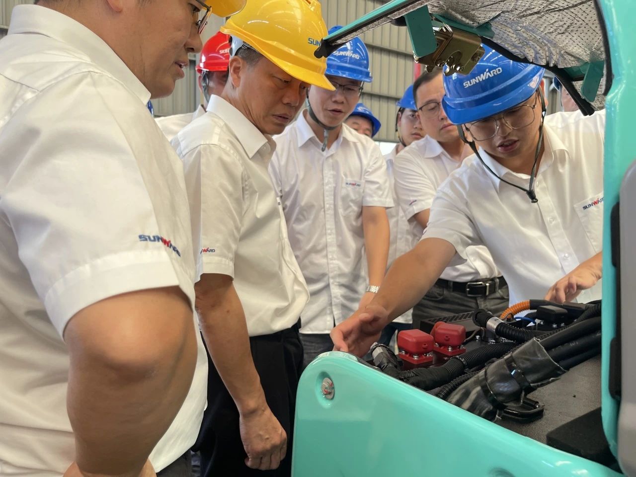 小身段，，，，，大能量！云顶国际yd888智能最小纯电动液压挖掘机乐成下线