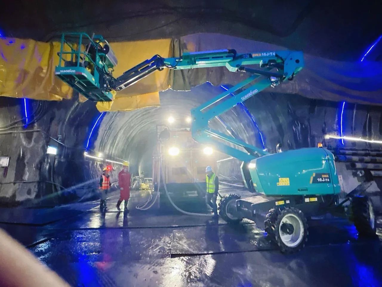 不惧高海拔挑战！云顶国际yd888智能高空机械实力助建川藏铁路