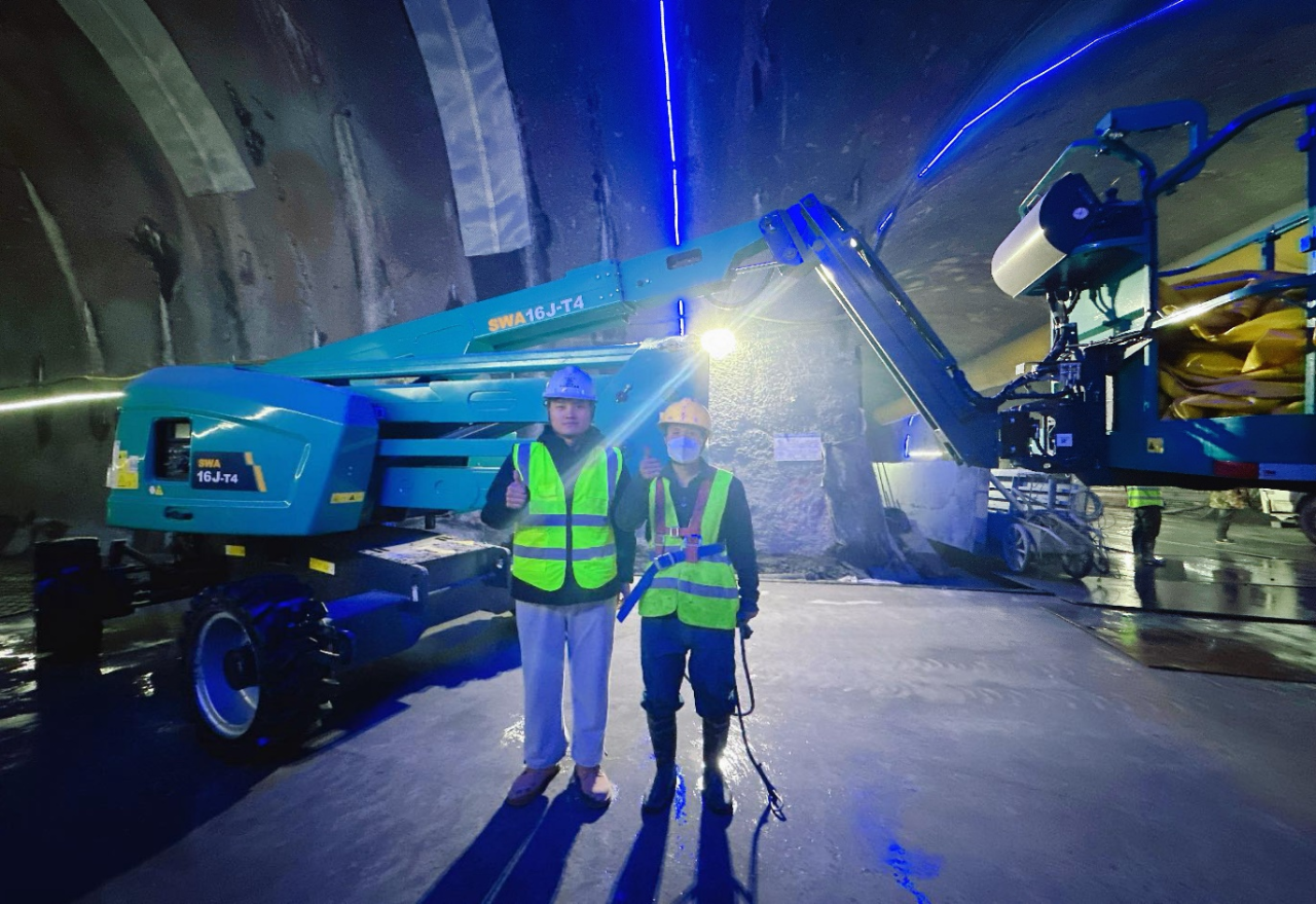 不惧高海拔挑战！云顶国际yd888智能高空机械实力助建川藏铁路