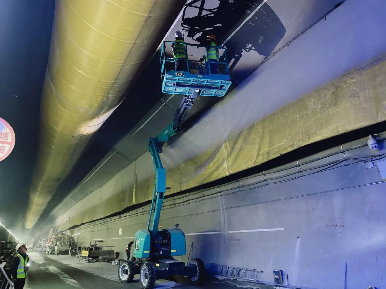 不惧高海拔挑战！云顶国际yd888智能高空机械实力助建川藏铁路
