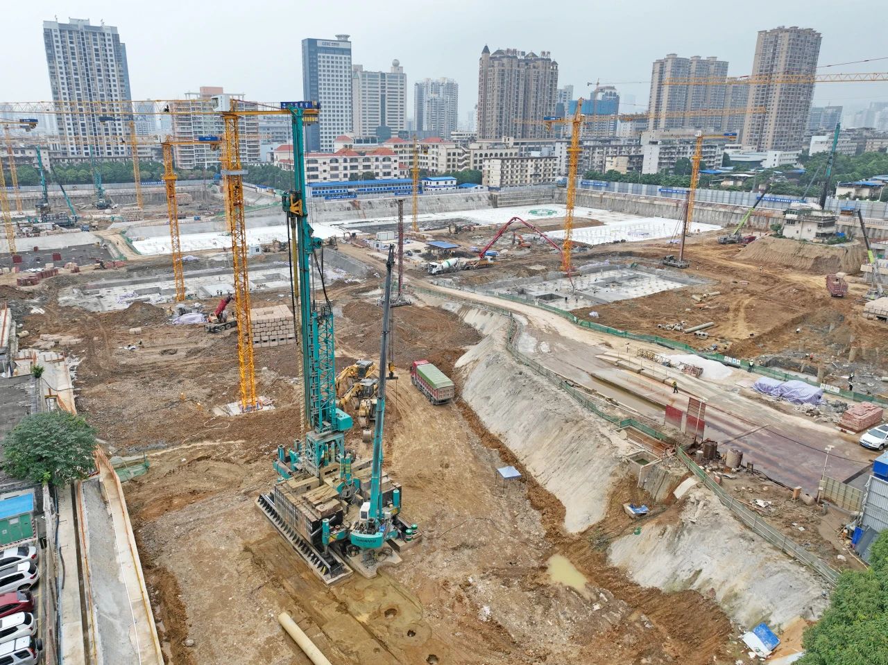 “绿巨人”显神威！云顶国际yd888智能引孔式静力压桩机助建“绿城”南宁民生项目