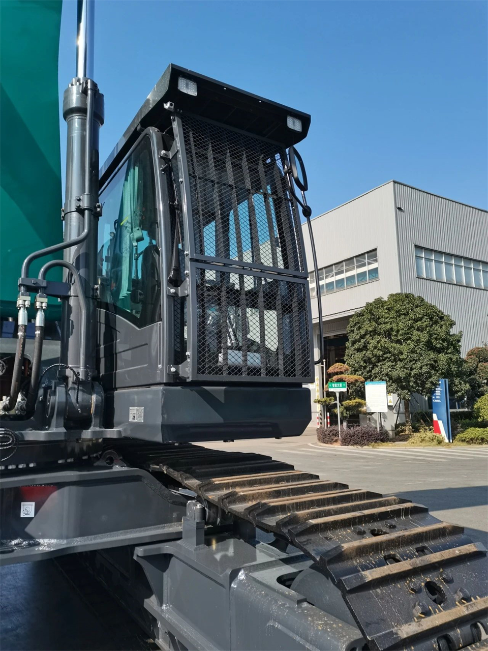 定制开发、功效更强！云顶国际yd888智能SWE750ELR加长臂液压挖掘机下线交付