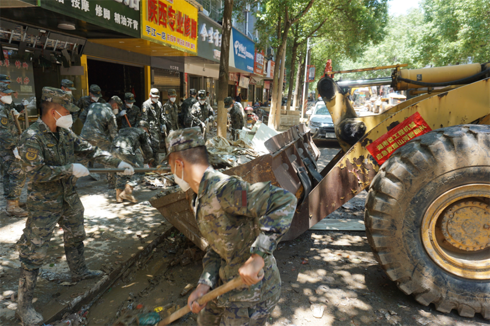 驰援湖南平江抗洪抢险，，，，，共克时艰显继续