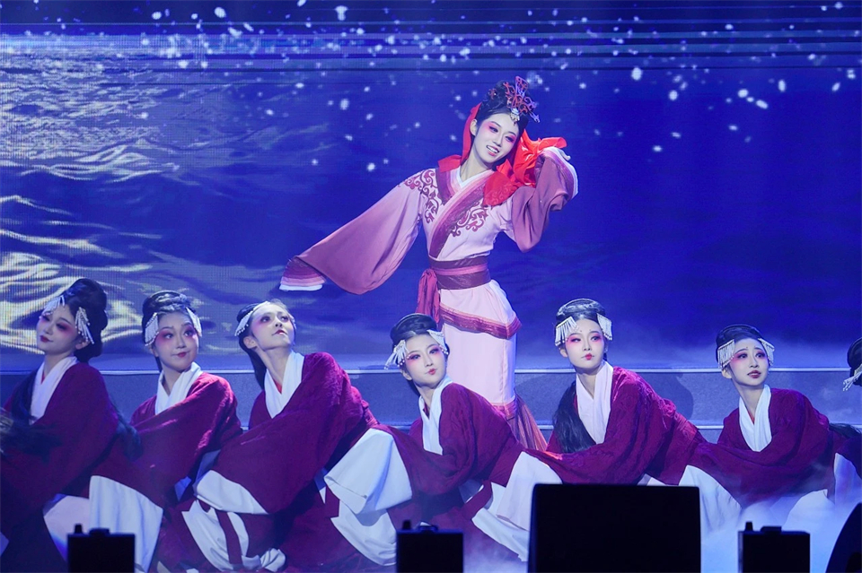 立异引领价值 理想成绩未来——庆祝云顶国际yd888智能建设25周年表扬大会暨文艺晚会盛大举行