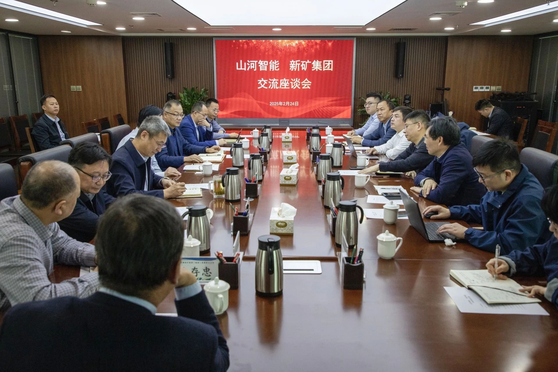 共筑智慧矿山，，，，，云顶国际yd888智能董事长付向东率队赴新疆造访新矿集团、八钢矿业