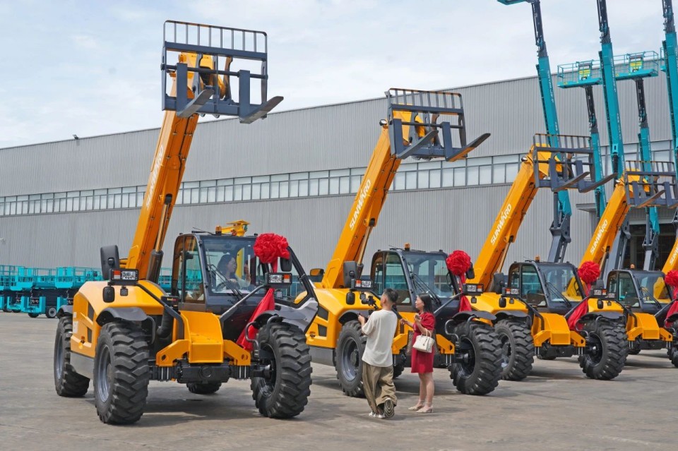 云顶国际yd888智能伸缩臂叉装车批量交付，，，即将奔赴新一线