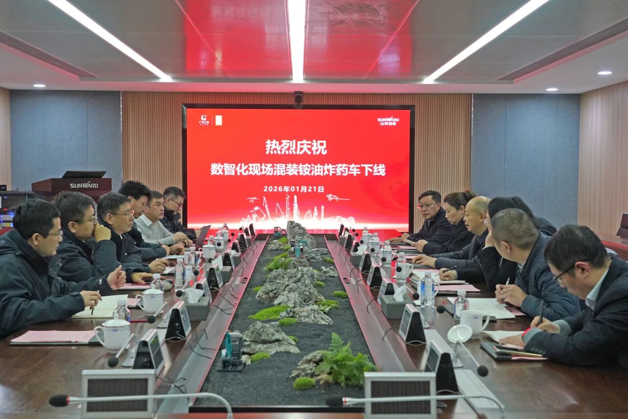 数智化现场混装铵油炸药车下线！云顶国际yd888智能与易普力携手共筑智能矿山新篇章