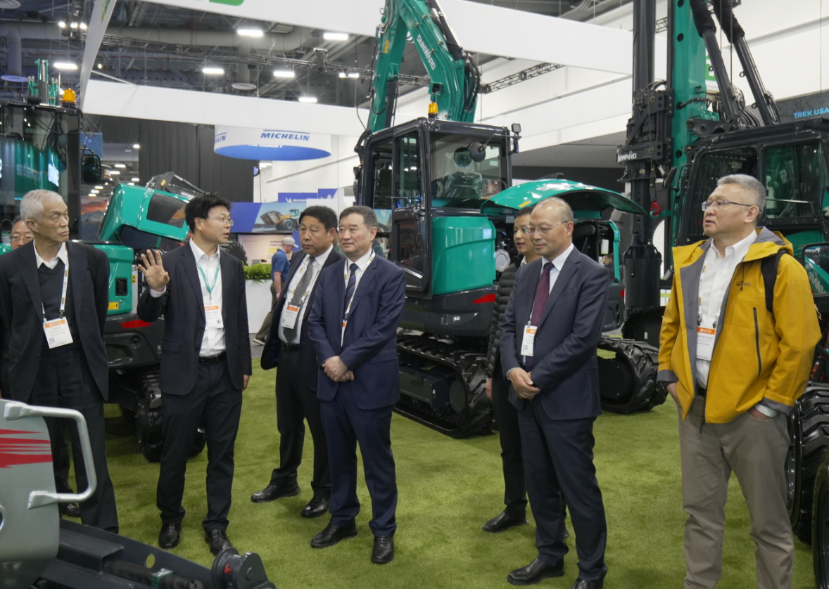 2026美国拉展 | 中国工程机械工业协会会长苏子孟一行到访云顶国际yd888智能展位